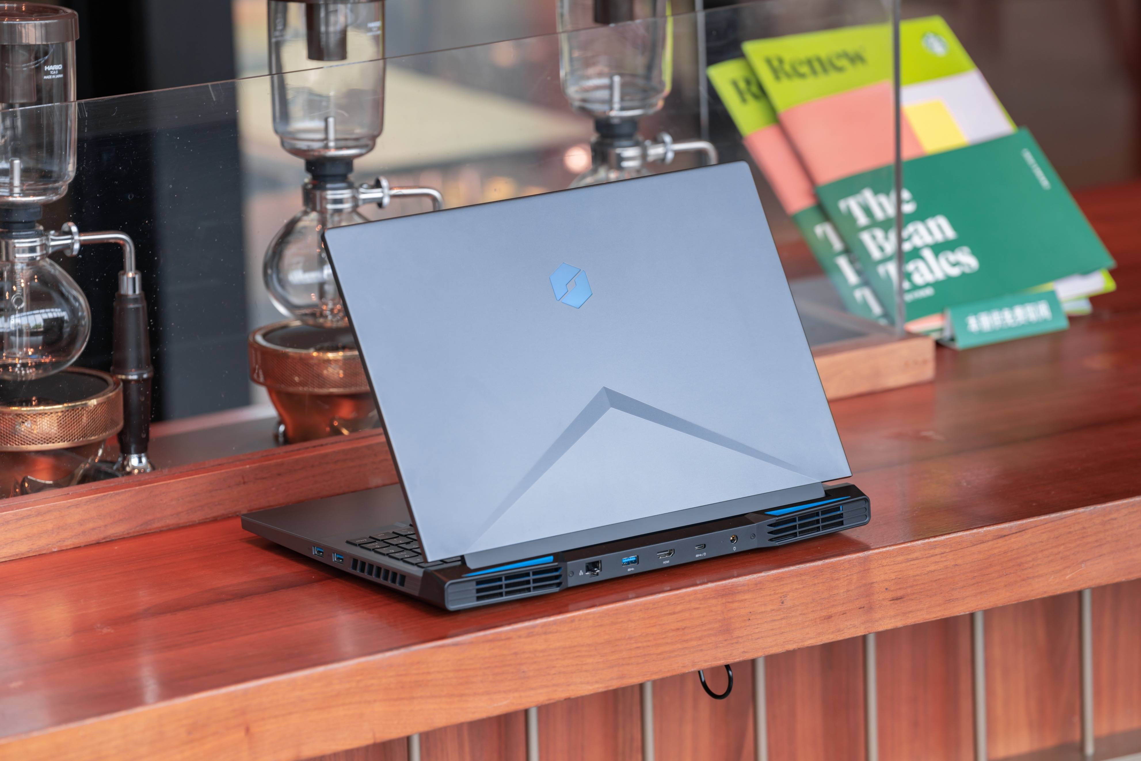 机械革命蛟龙 16:AMD 锐龙 7 6800H + 140W 满血 RTX 3060 的硬核游戏本