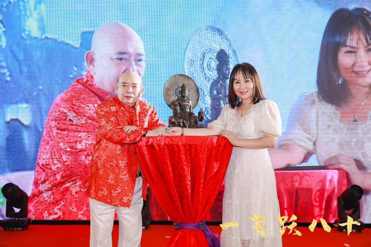 爱国艺人黄一飞举办80岁生日宴,慈善拍卖帮助惠东多祝社区敬老助残