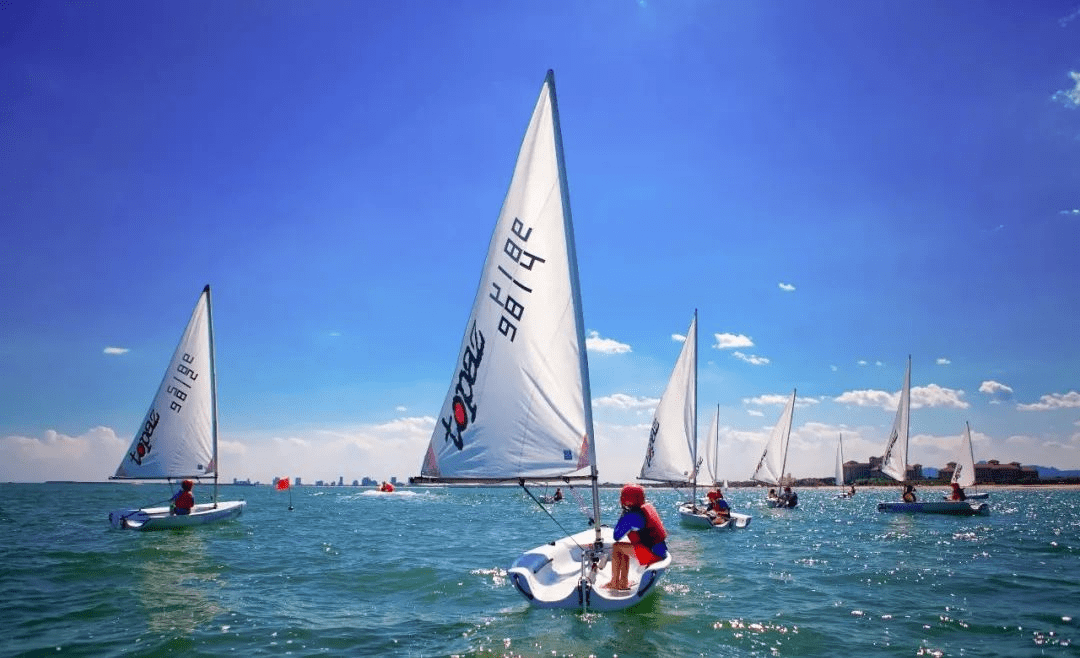 秦皇岛蔚蓝海岸是国家帆船帆板队的专属训练基地,拥有2.