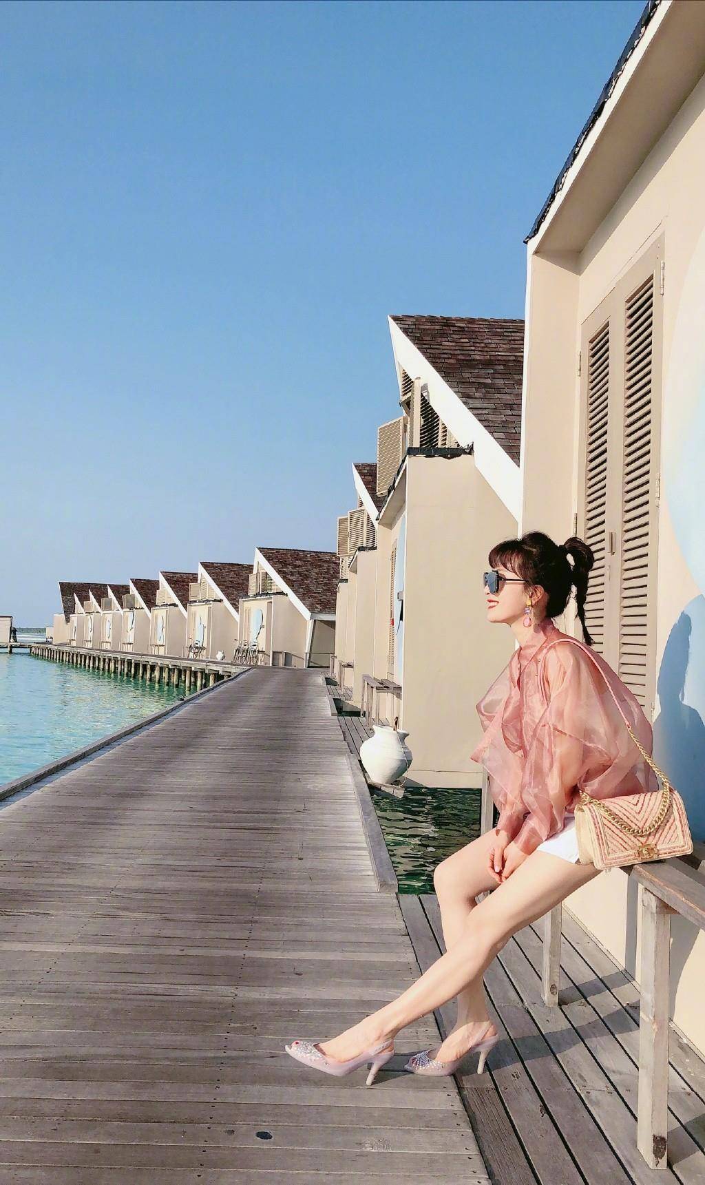 李念穿衣越来越大胆,秀出美腿和玉足高跟,脚和少女的一样美_时尚_皮肤