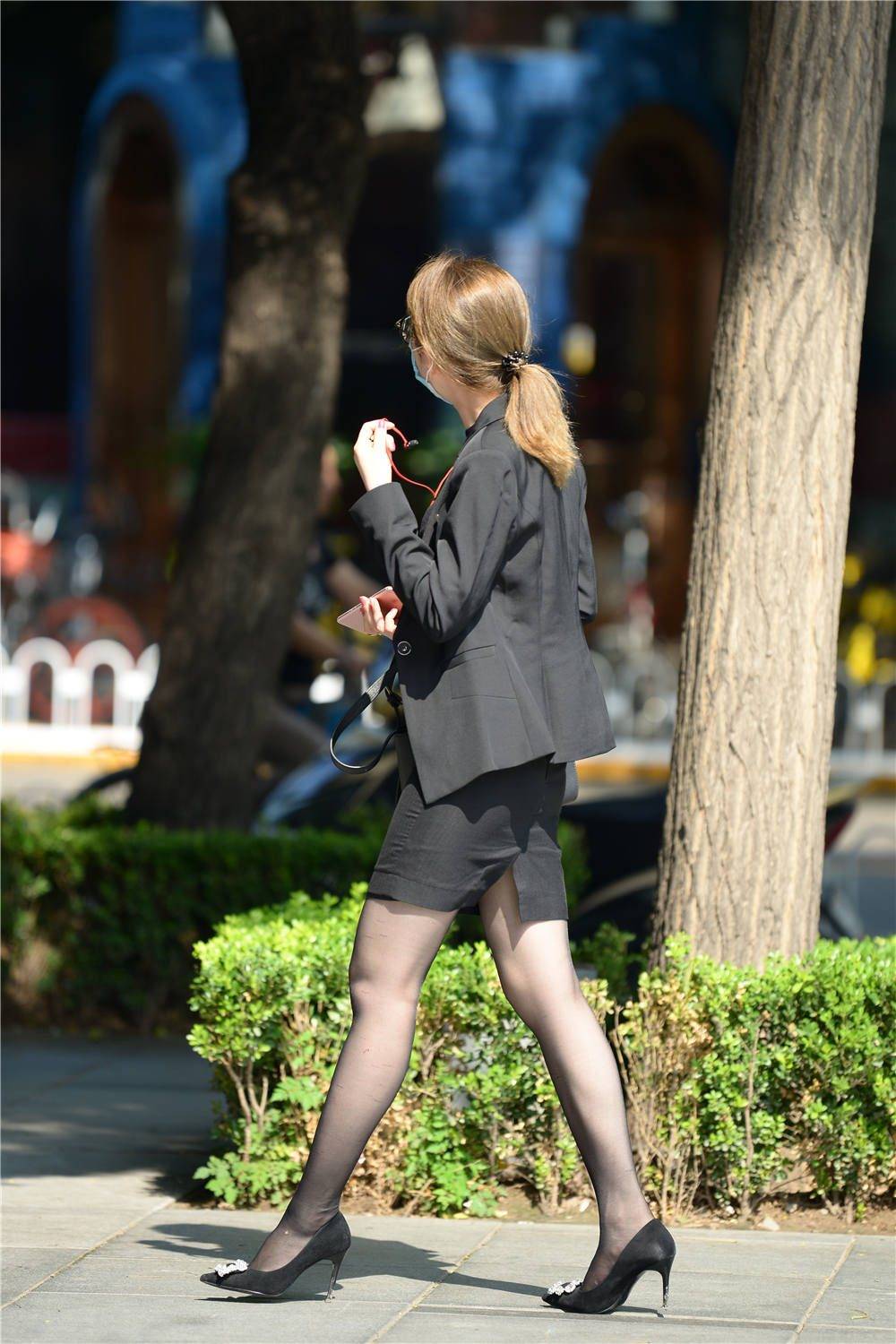 黑色丝袜搭配黑尖头细跟鞋美女选择套装穿搭精致又好看