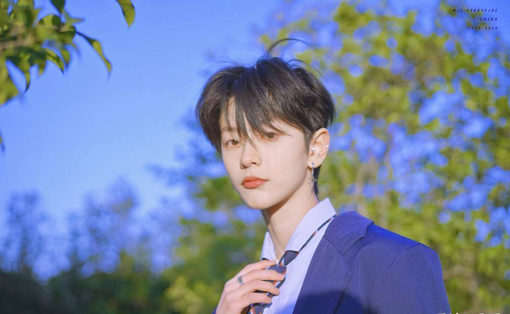 刘梦短裙制服照曝光,因太帅被质疑,确定不是"男扮女装"?