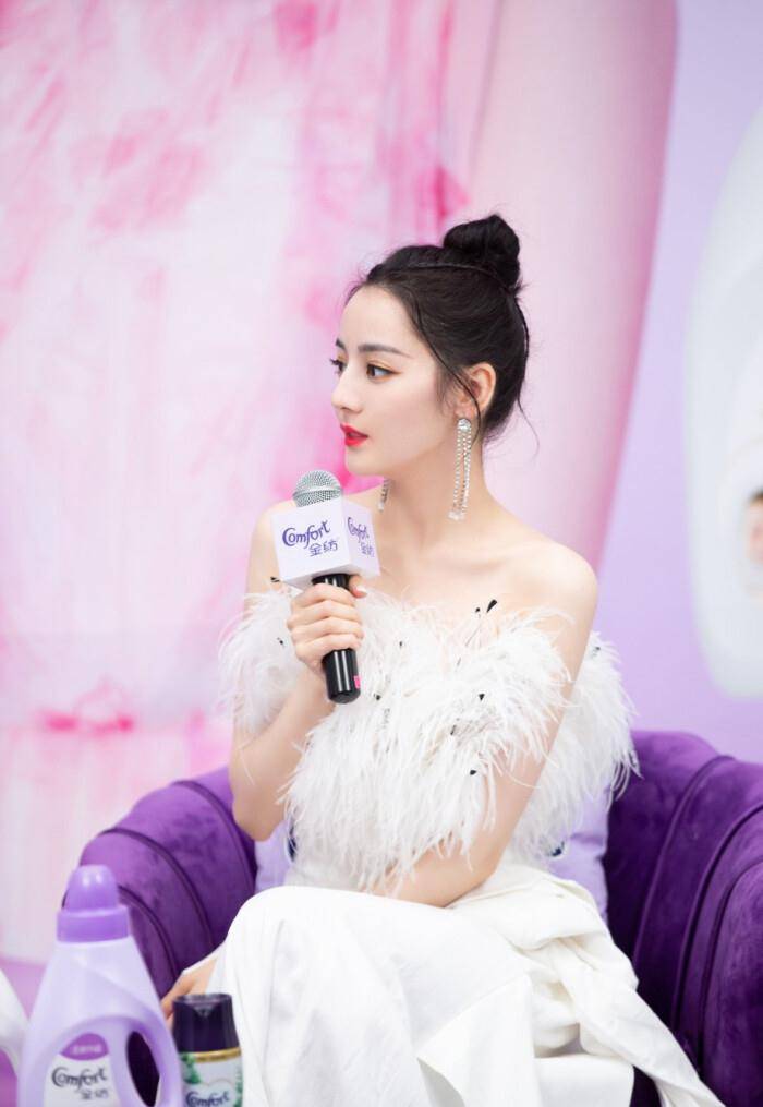 原创迪丽热巴羽毛包臀礼服太飒了她转身的瞬间美背太吸睛