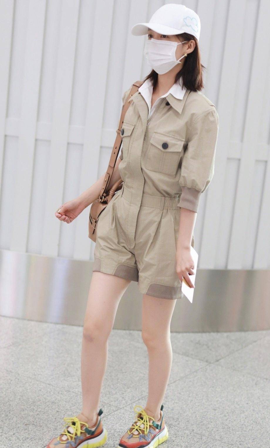 原创李沁夏季私服穿搭卡其色工装连体裤简约高级凹出少女气质范