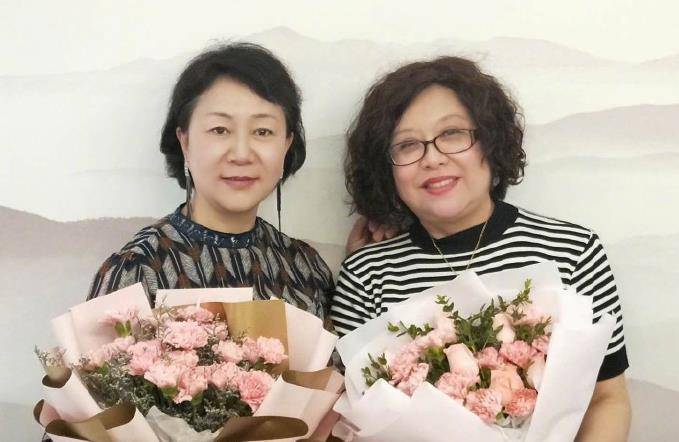 杨紫的妈妈名叫马海燕,曾经网络传言她妈妈是个配音演员,后来杨紫专门