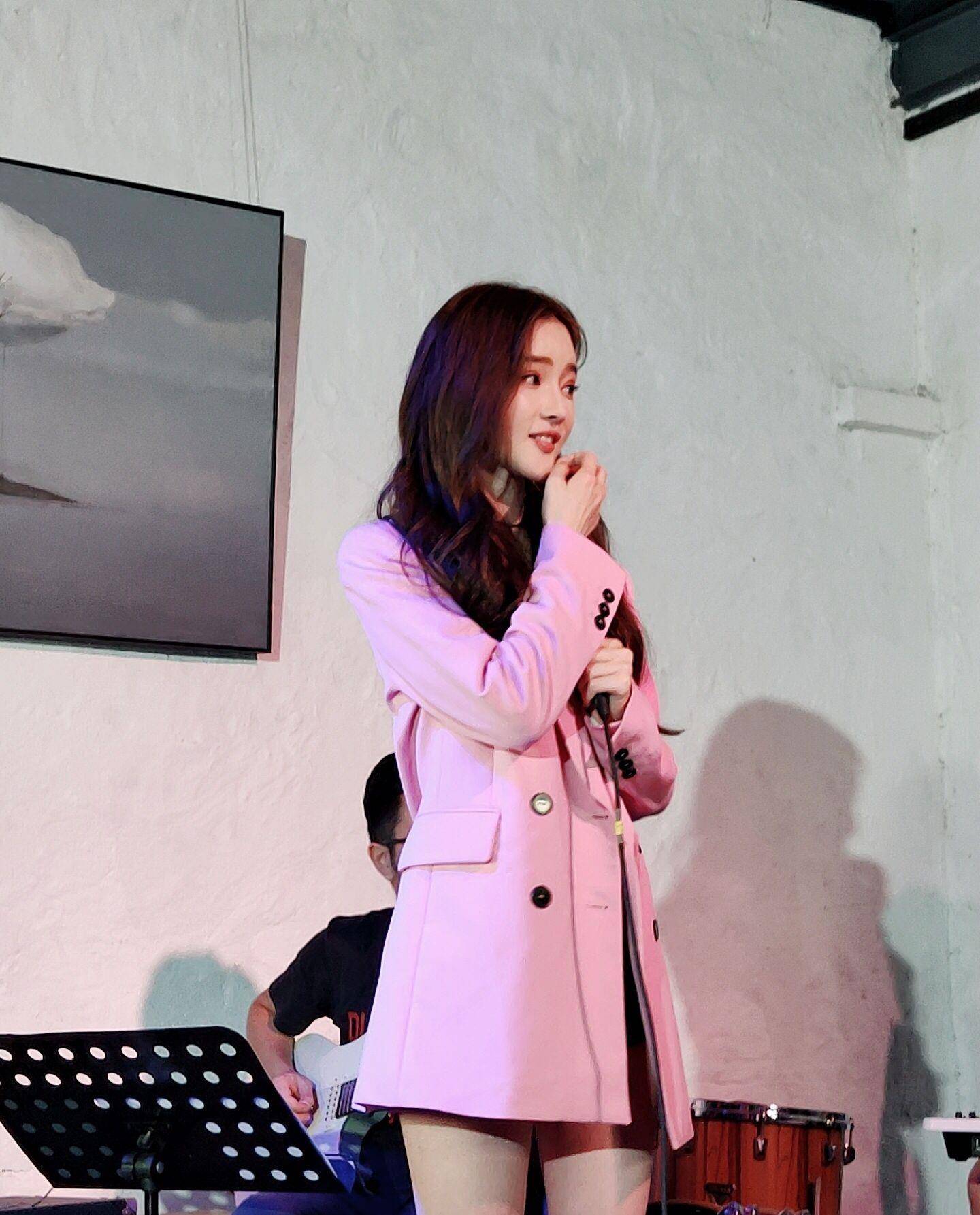 戴羽彤大长腿太惹眼,私服穿搭原来这么时尚,不愧拥有900万粉_西服