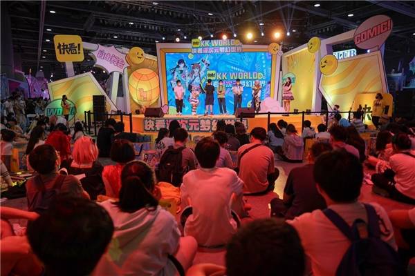 这几天的kk world现场,也是劲歌热舞不停,歌手奇然,沈谧仁,裂天,nl不