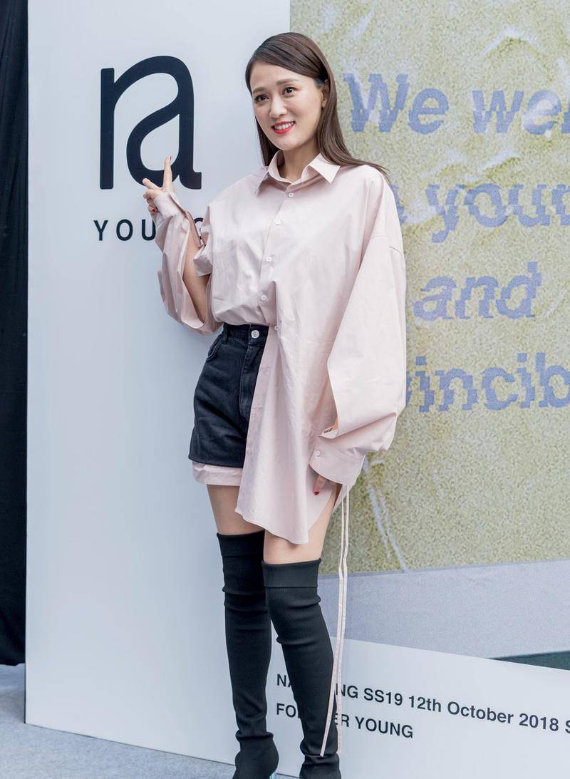 原创陈乔恩真是少女的代表穿长衬衫塞进短裤里配过膝长靴时髦爆