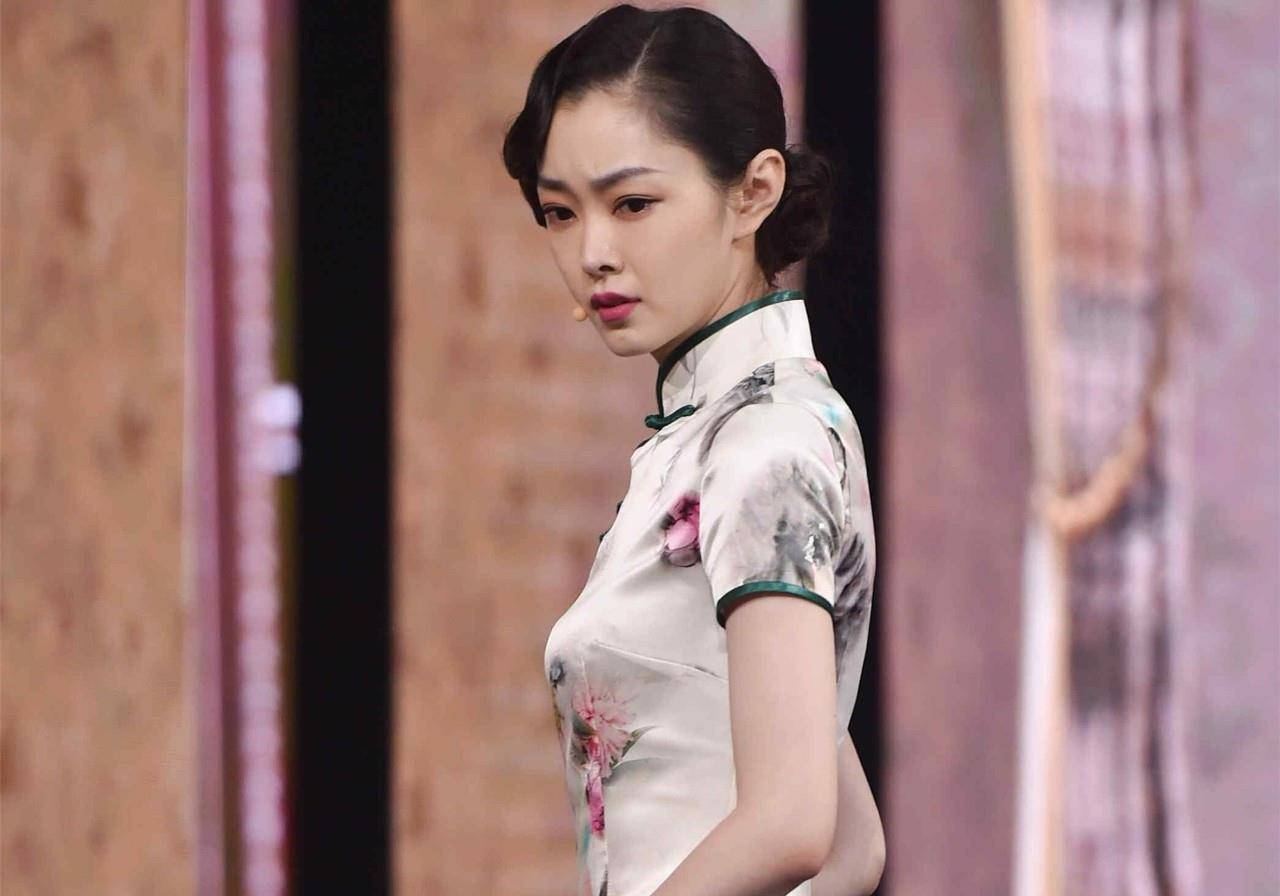 李小冉《像雾像雨又像风》里李小冉的旗袍造型,显得她清纯又楚楚可怜