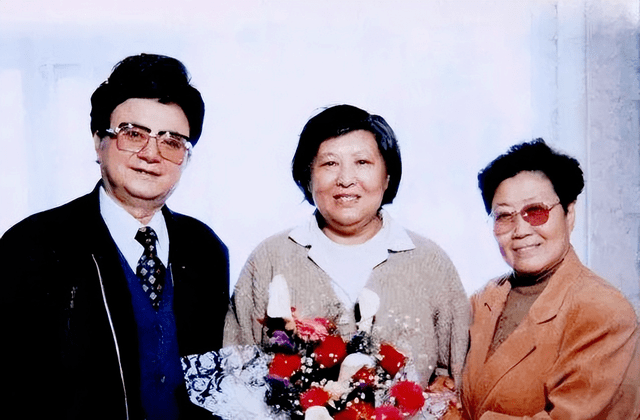 杨丽坤(中)与歌唱家胡松华(左)合影杨丽坤常年服药,还要经常去医院