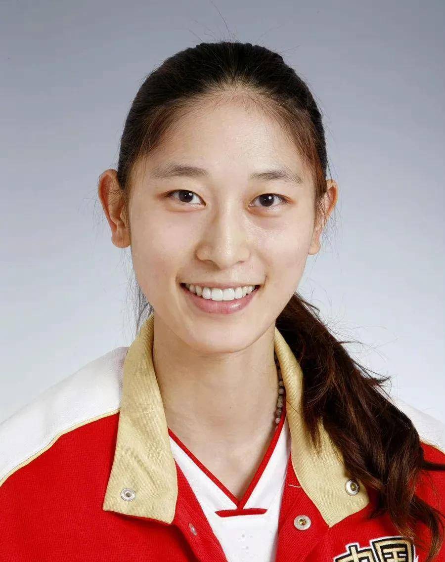 女子篮球冰美人 从弱小到生病 他已经成为球队的核心 43岁时 他成为了一名 中国女篮 女孩 因为