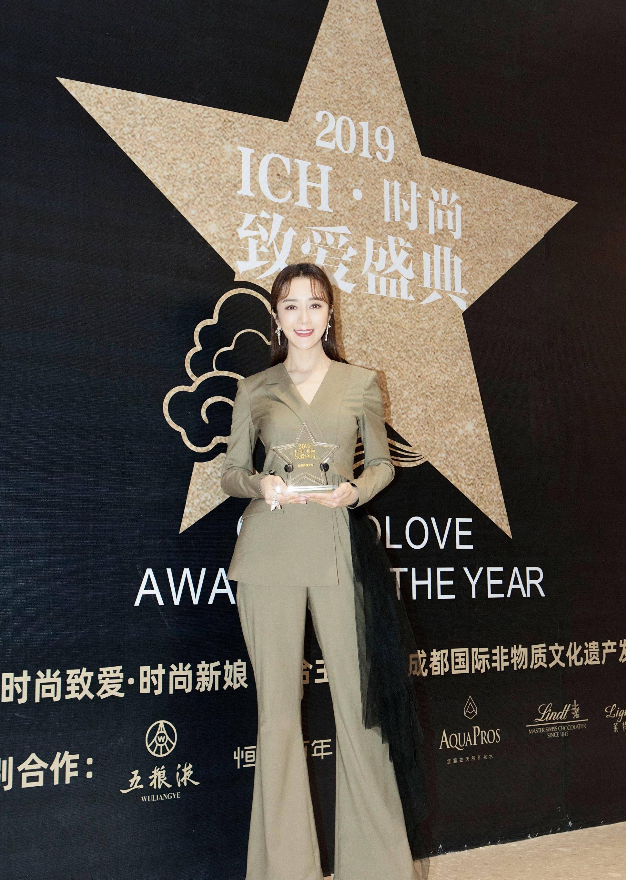 一美女,被狗咬毁容,如今穿吊带配牛仔裤身材太惊艳_健身_李依晓_黑色