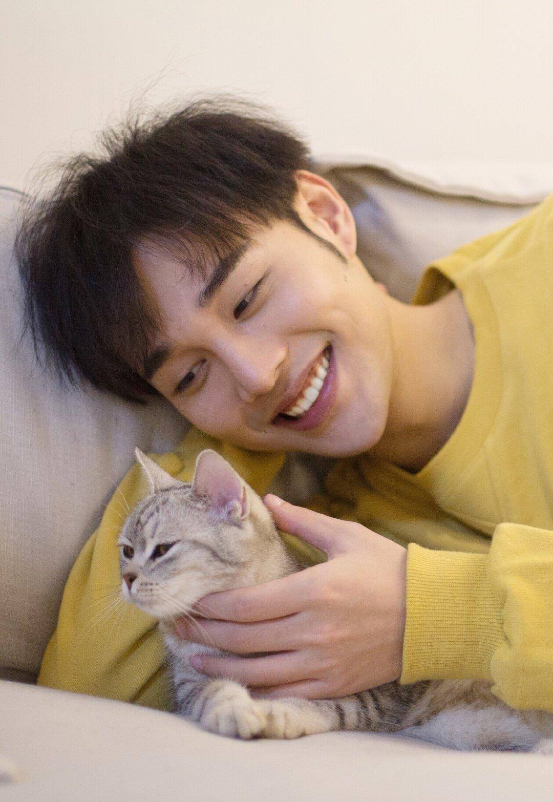 岛主袁昊笑起来太好看,目测要大火!_因为_指引方向_单眼皮