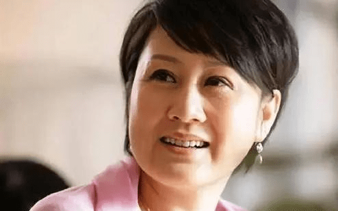 因《渴望》成名的张凯丽,在事业巅峰选择隐退,如今59岁生活美满_张