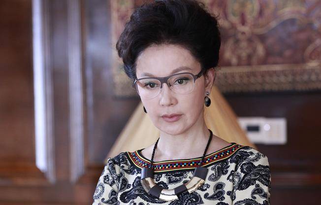 她年轻时是顶级美女,嫁给导演老公,如今却单身一人生活_邬倩倩_尤小刚