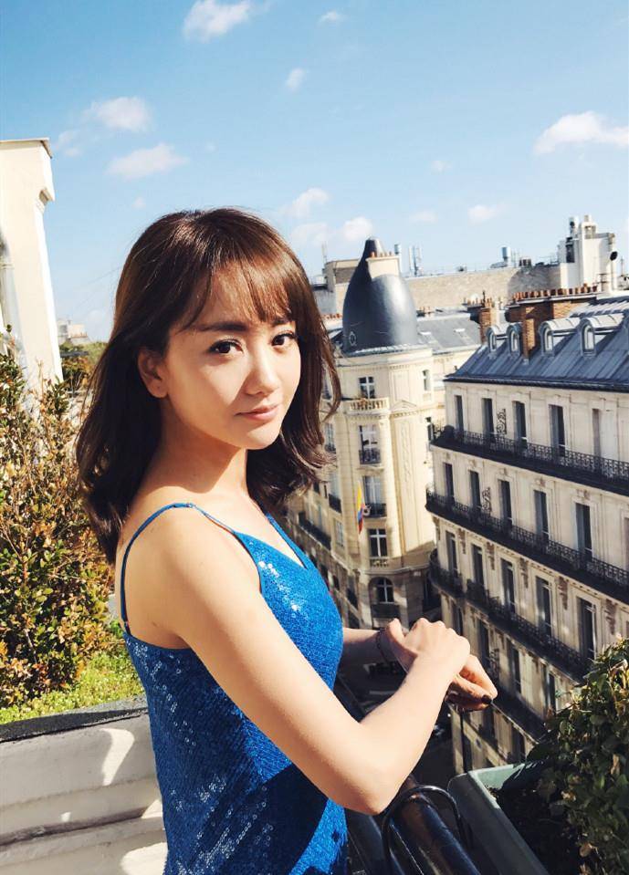 "万年女二"杨蓉穿1百碎花裙现身,38岁强凹少女造型毫无违和感_于正