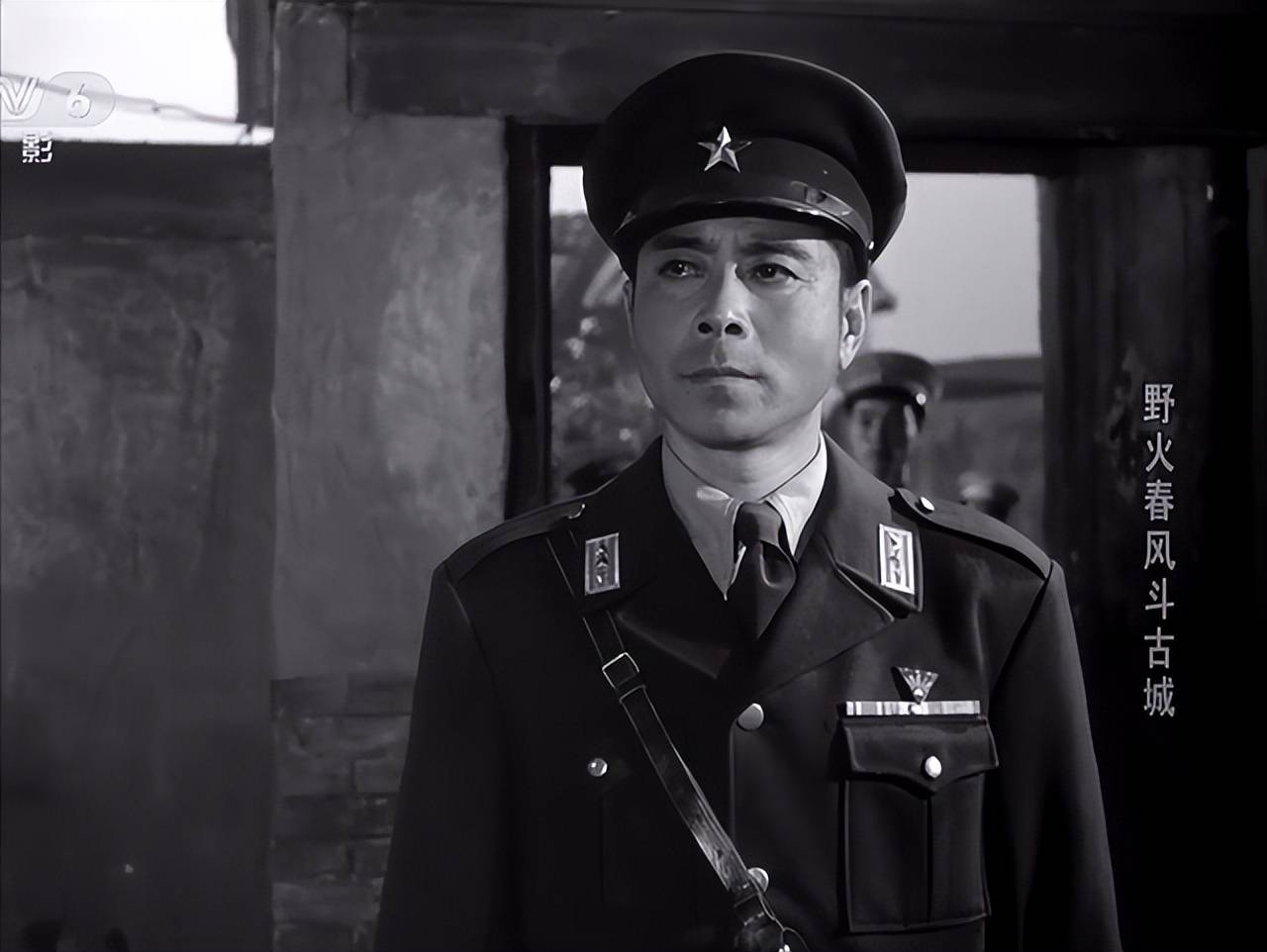 杨母(陈立中饰)s母亲,杨晓东的母亲,热情爽朗,淳朴善良,热爱祖国