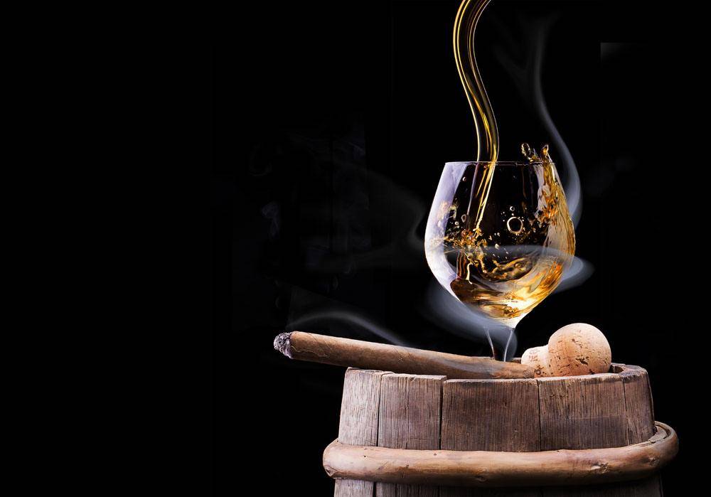 万般愁肠难入眠苦酒入喉不自然香烟静神绕圈圈香烟伤肺酒伤肝豪饮壮胆