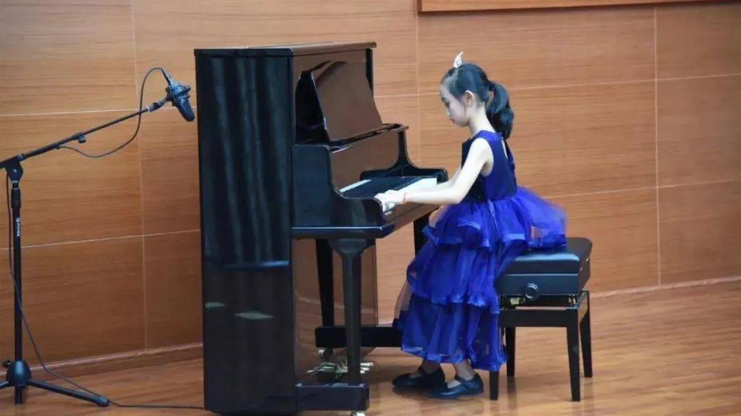 辛巴星钢琴张悦怡和李云迪恩师但昭义先生学习合影辛巴星钢琴以绰新