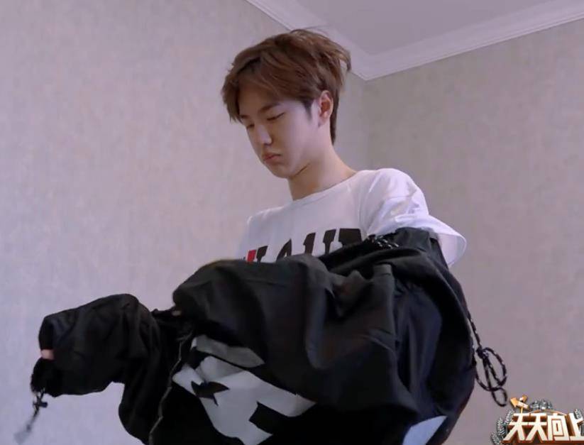 有种"起床气"叫王一博,素颜状态下被怼脸拍,奶凶奶凶的太可爱_高冷