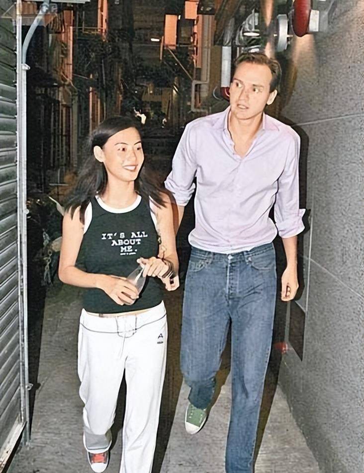 原创张柏芝想为洋鬼子男友生孩子与外国男友拍拖只为借精生子