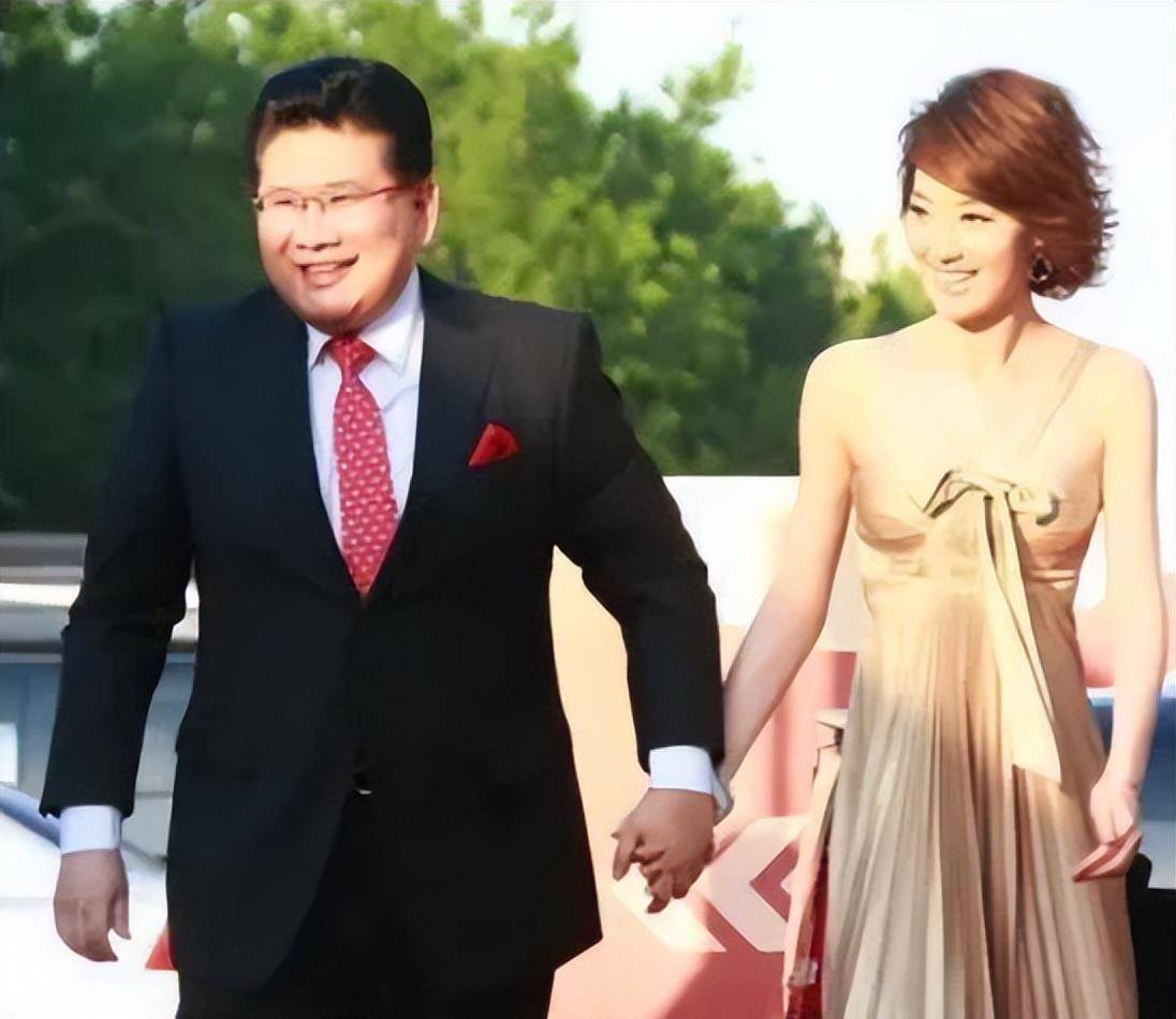 主持人王冠:两次从央视消失,与曹可凡传绯闻,38岁未婚也幸福_田明