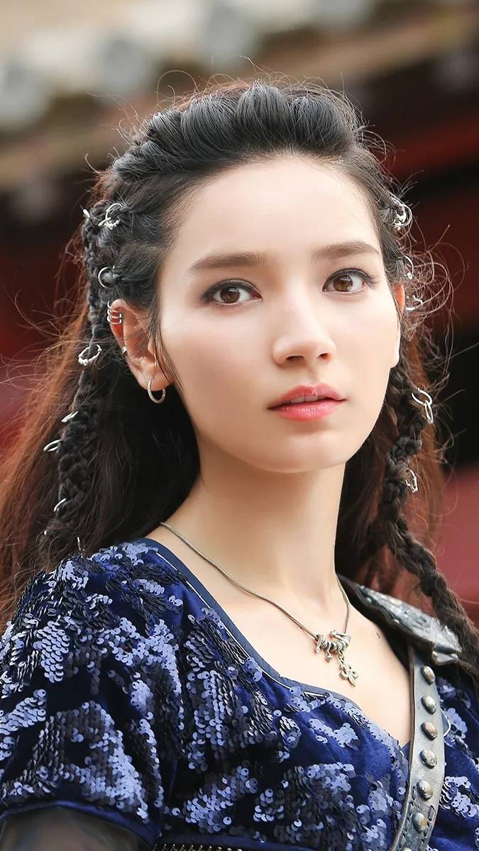 离开杨幂嘉行的李溪芮被曝出行打的 对比其他三朵金花让人唏嘘