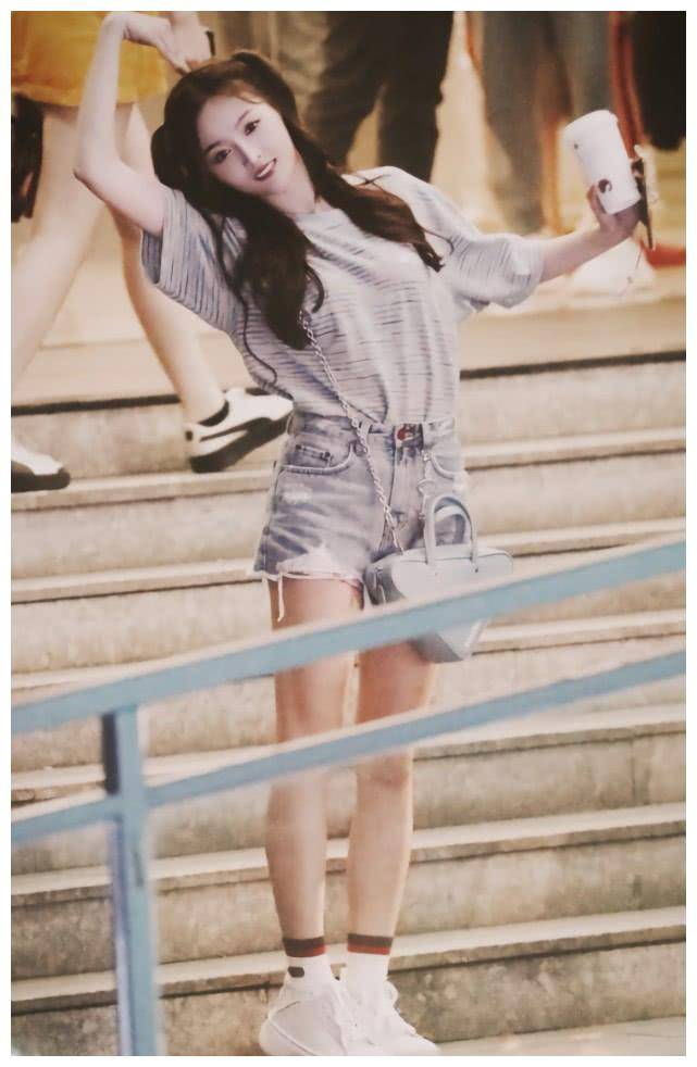 要想穿出少女感,绝对少不了"竹节袜",吴宣仪搭配小白鞋贼可爱