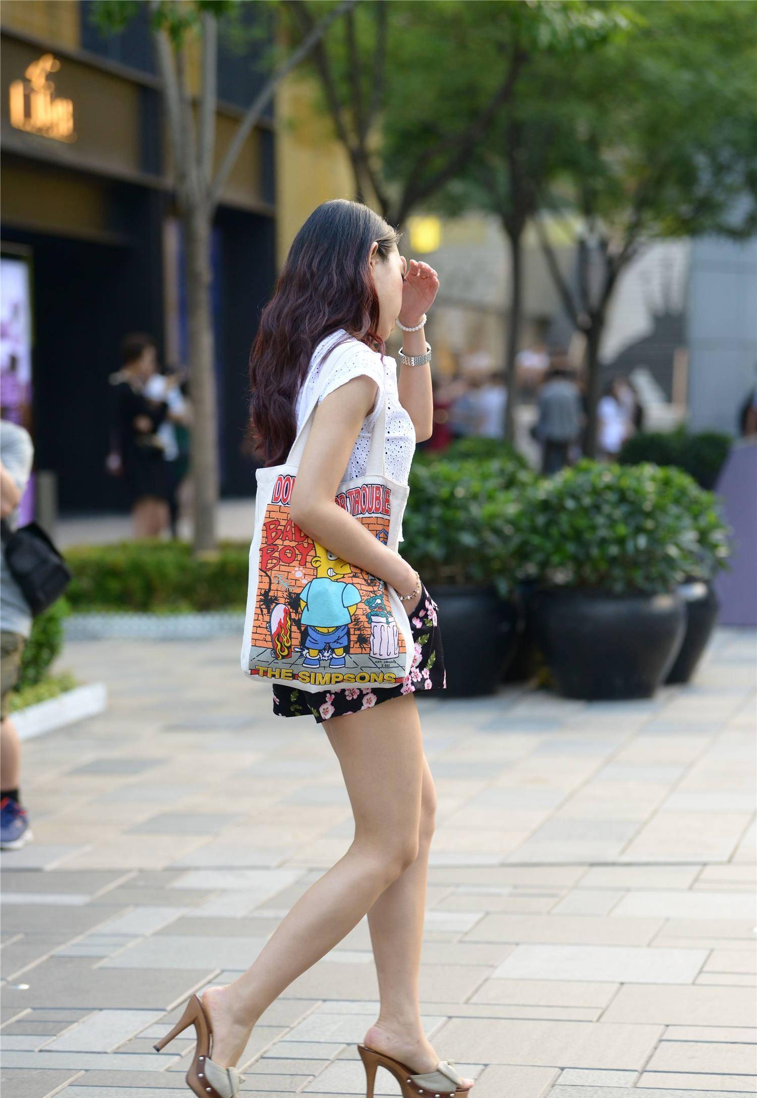 原创穿着高跟凉拖搭配印花短裤如何走出气质美且看这位美女
