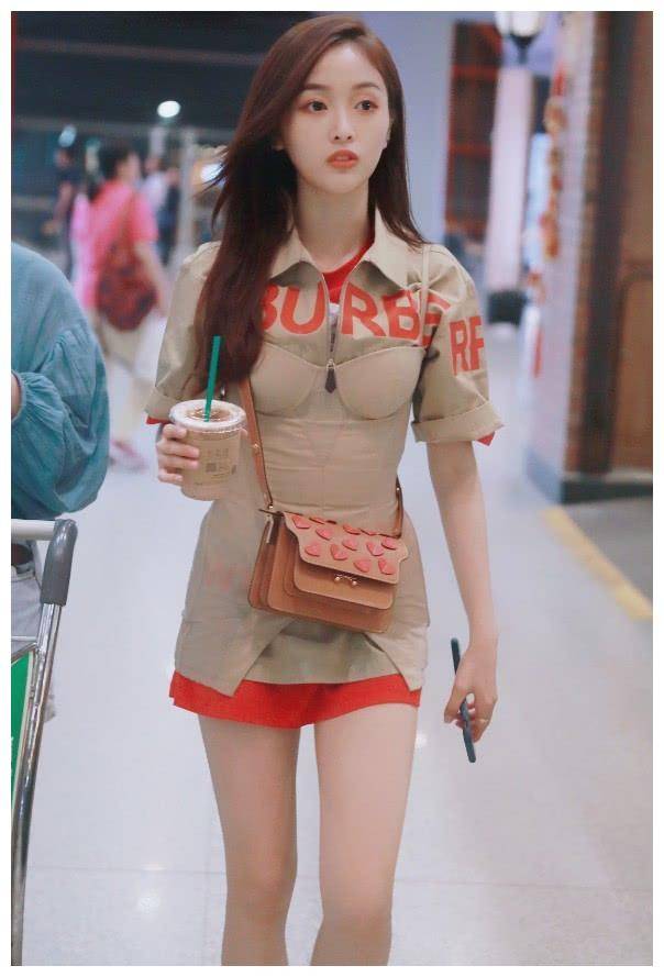 要想穿出少女感,绝对少不了"竹节袜",吴宣仪搭配小白鞋贼可爱_活动