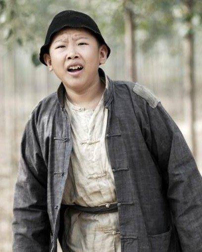 他才是真正的"童颜不老",32岁还在演儿童,和娇妻形如母子_侯祥_娃娃脸