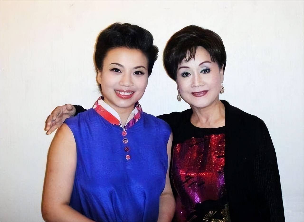 她是女歌手女儿,曾25次登上舞台表演,如今52岁还是单身_张也_文娱