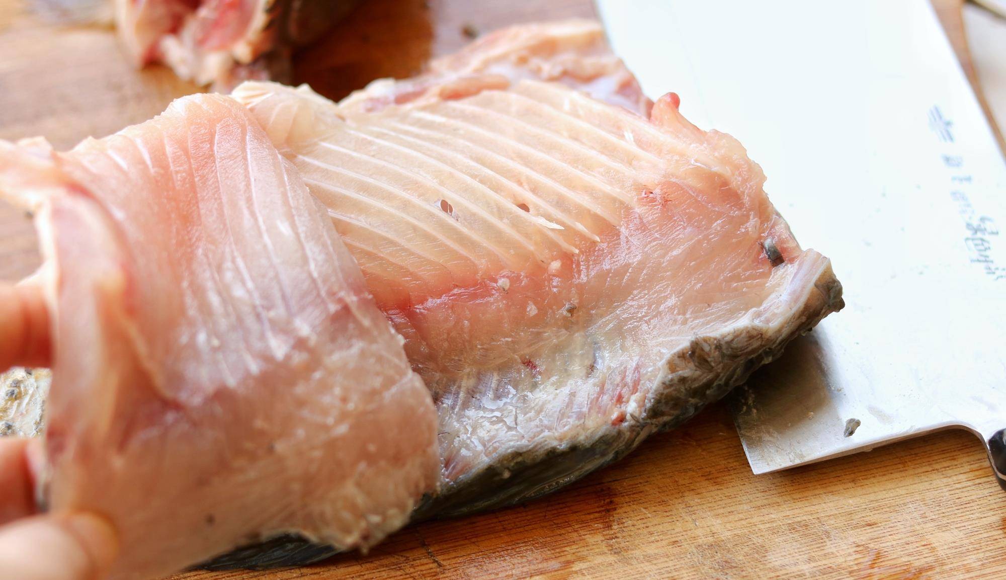 草鱼最好吃的做法,葱香浓郁,1条不够吃,鱼肉嫩滑有妙招_鱼片_鱼刺