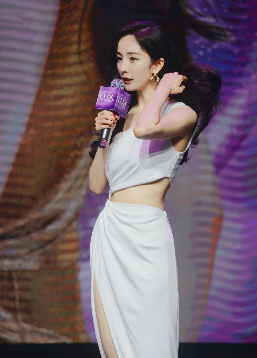 杨幂直播活动大秀身材,弯腰时衣服差点崩开,透露今年演唱会情况引期待