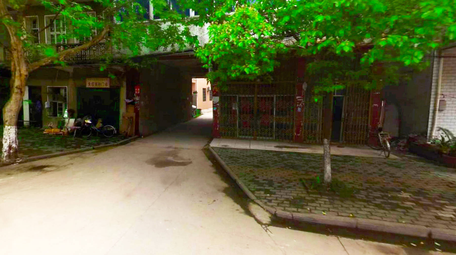 在武汉郊区随拍一条老旧小街：民房绵延成片，宛如90年代电影场景