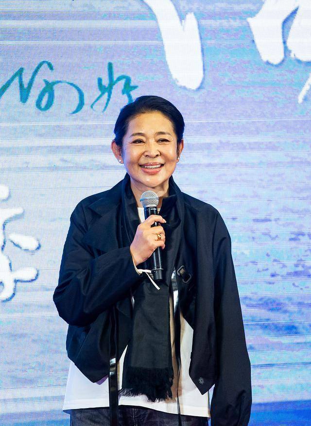 原创61岁倪萍与朱迅同框亲密互动素颜出镜显活力美人腰太瞩目了