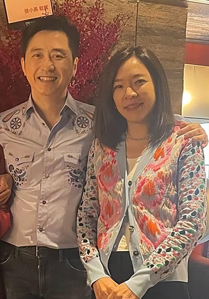 庾澄庆二婚妻子张嘉欣难得露面,司机接送出门,阔太派头十足_哈林_哈利