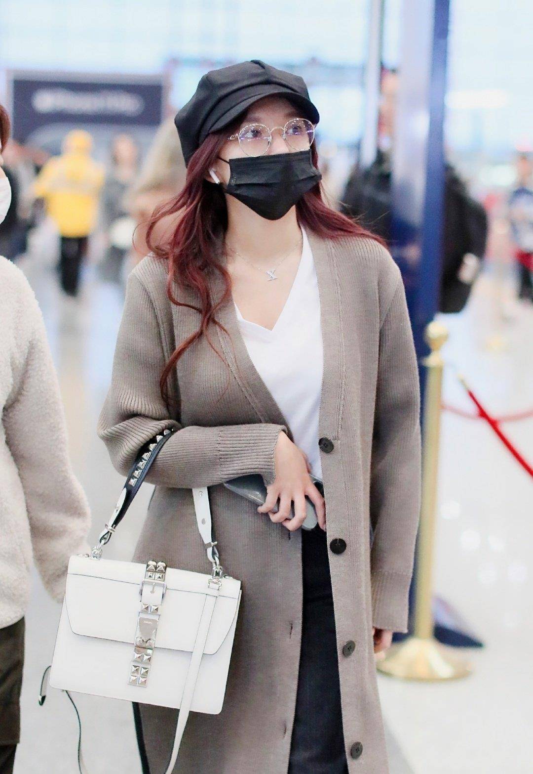 程潇清晨走机场一身大开叉长针织衫长腿依旧吸睛憔悴也时髦