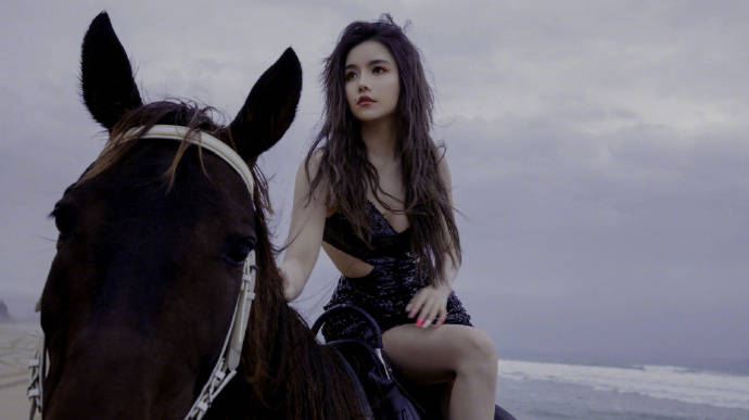 原创陈雅馨三亚海边骑马漫步时尚大片释出