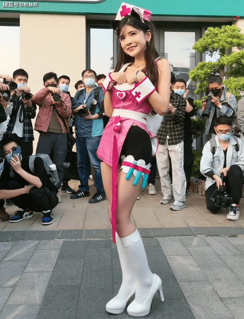 狗头萝莉”漫展被围拍，故意拍摄隐私部位，照片被吃瓜群转发_直播_相机_原因