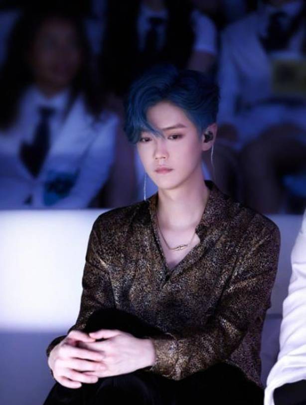 有种重返韩风叫鹿晗染蓝发搭配烟熏妆颜值比女友还精致