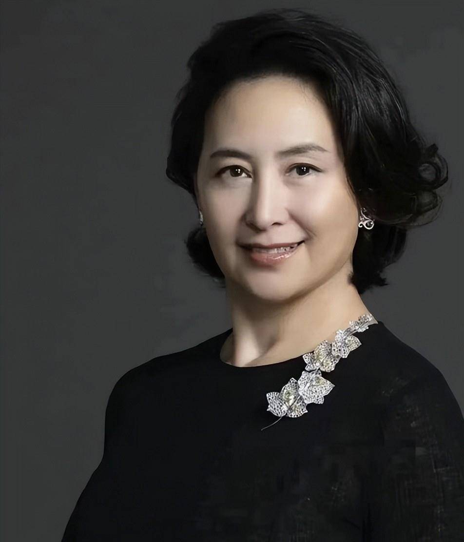 何超琼成最大赢家不意外,59岁穿西装气场太强_造型_衬衣_效果