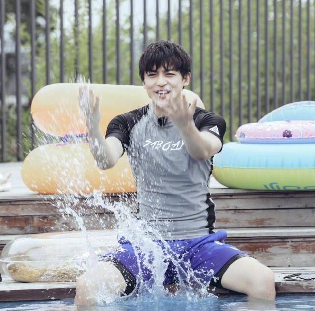 泳池戏水,麦迪娜手捧老公脸颊,两人水面亲吻甜度爆表_李晟_时尚_姜潮