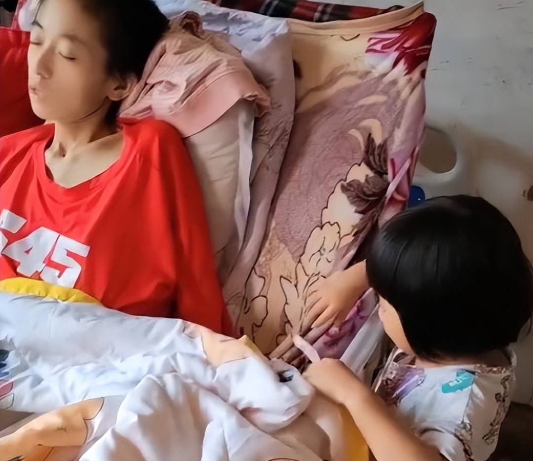 Муж больной раком китайской интернет-звезды использует ее состояние для заработка денег