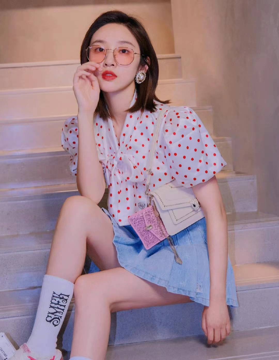 唐艺昕穿红色波点泡泡袖衬衫配蓝色牛仔百褶短裙,甜而不腻又清爽