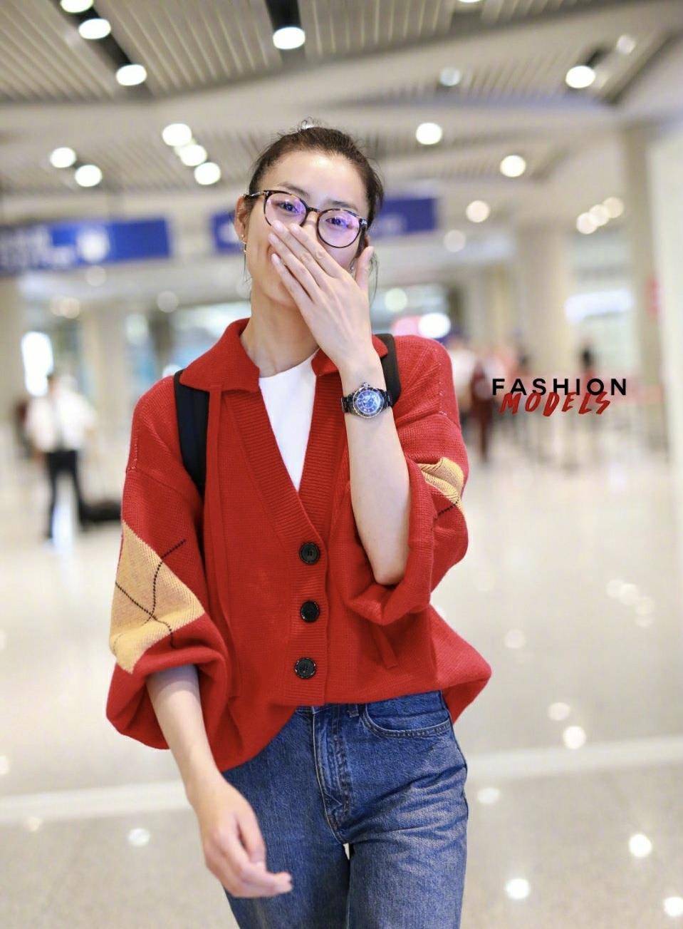 原创刘雯丸子头走机场一身超模红满满自信素颜也尽显女王范