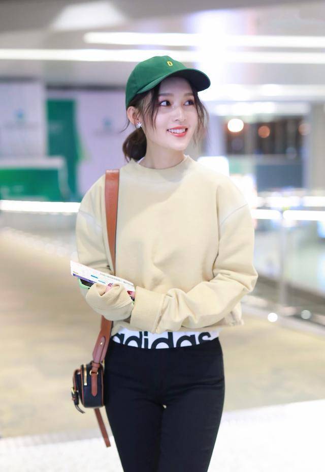 原创李沁这身太暖了米色卫衣紧身裤真不愧是学昆曲出身的呢