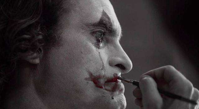 在哥谭市开始了疯狂的犯罪生涯,最终成为蝙蝠侠的宿敌"小丑"的故事