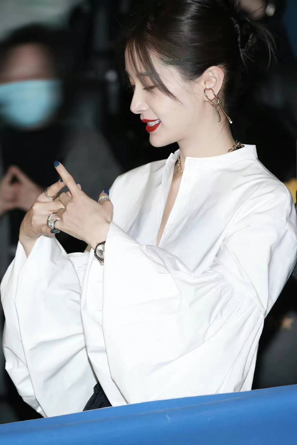 王子文娇小身材大气场白衬衫黑长裤简单干脆精致红唇韵味十足