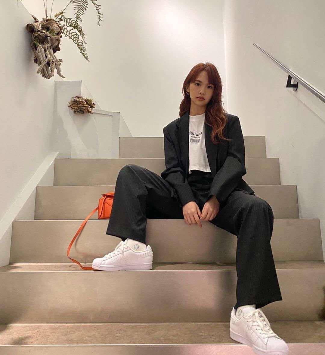 婚后的杨丞琳越发有小女生气质,白衬衫 阔腿裤,轻松回到十八岁_时尚